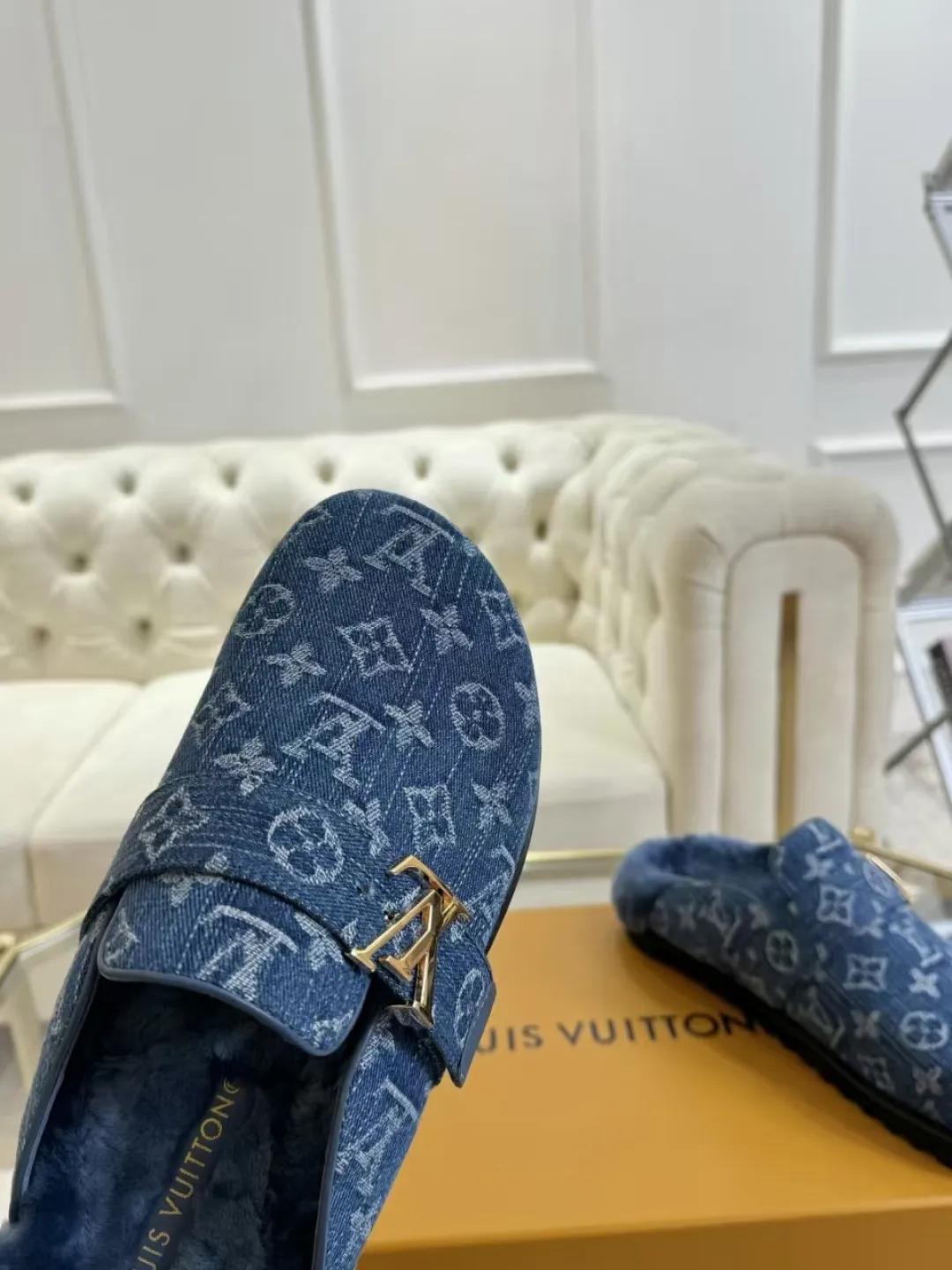 p600✨ LV Couple’s Wool Slippers｜Full of high-end feel, the soles of your feet are luxurious✨ We have achieved the ultimate restoration of the "higher version" of this pair of LV classic toe-toe slippers! 👫💫 🌟 The core advantages are clear at a glance: ✔️ Original jacquard + cowhide fabric, delicate texture, high-end at first glance; ✔️ 280% pure wool lining, wearing barefoot is like stepping on clouds ☁️, soft and skin-friendly and not sweaty; ✔️ Non-slip rubber bottom + three-dimensional toe design, super stable for walking, fashionable and practical!  👀 Must-have attention to detail: Belt buckle + classic LV presbyopic elements, revealing the aura of a big-name brand in a low-key manner ~ Whether it is a couple dating or a trip with besties, both of them are the focus when they go out👟💖 ✨ Easily match the wardrobe: jeans + sweaters, lazy and casual style ✔️ Coat + skirt, refined and elegant ✔️ One pair of shoes can handle a variety of styles, and the sense of luxury is never artificial ~ #LV slippers #couple outfit #High-End Customization #Quality Shoes Recommendation Fabric: Yangjing/classic jacquard fabric Lining: Imported wool lining Sole: Original rubber sole Size: Female 35-41 Male 38-46